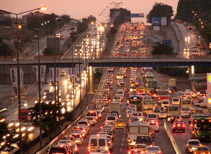 Yoğun Nüfuslu İstanbul'da Trafik de Kirlilik Gibi Kötüleşiyor 